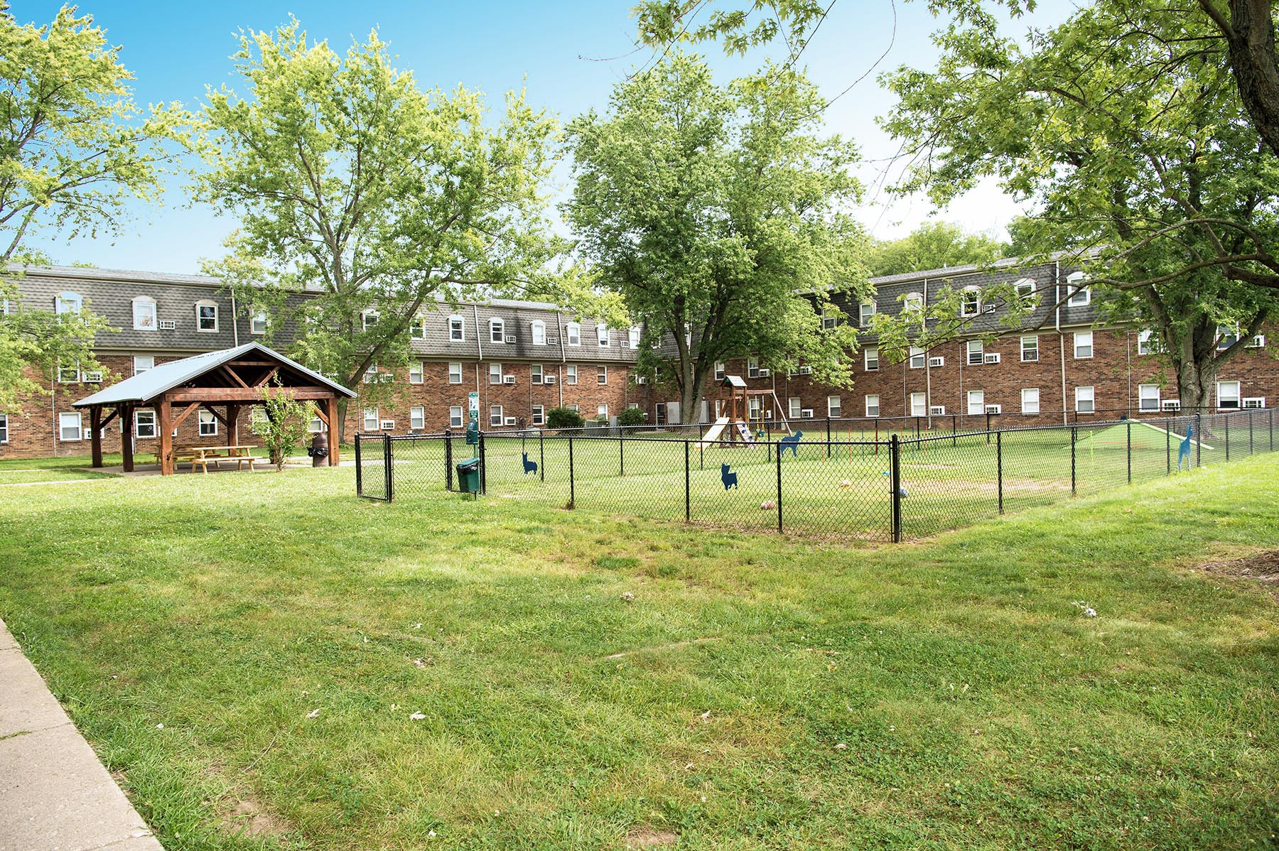 COLLEGE SQUARE APARTMENTS